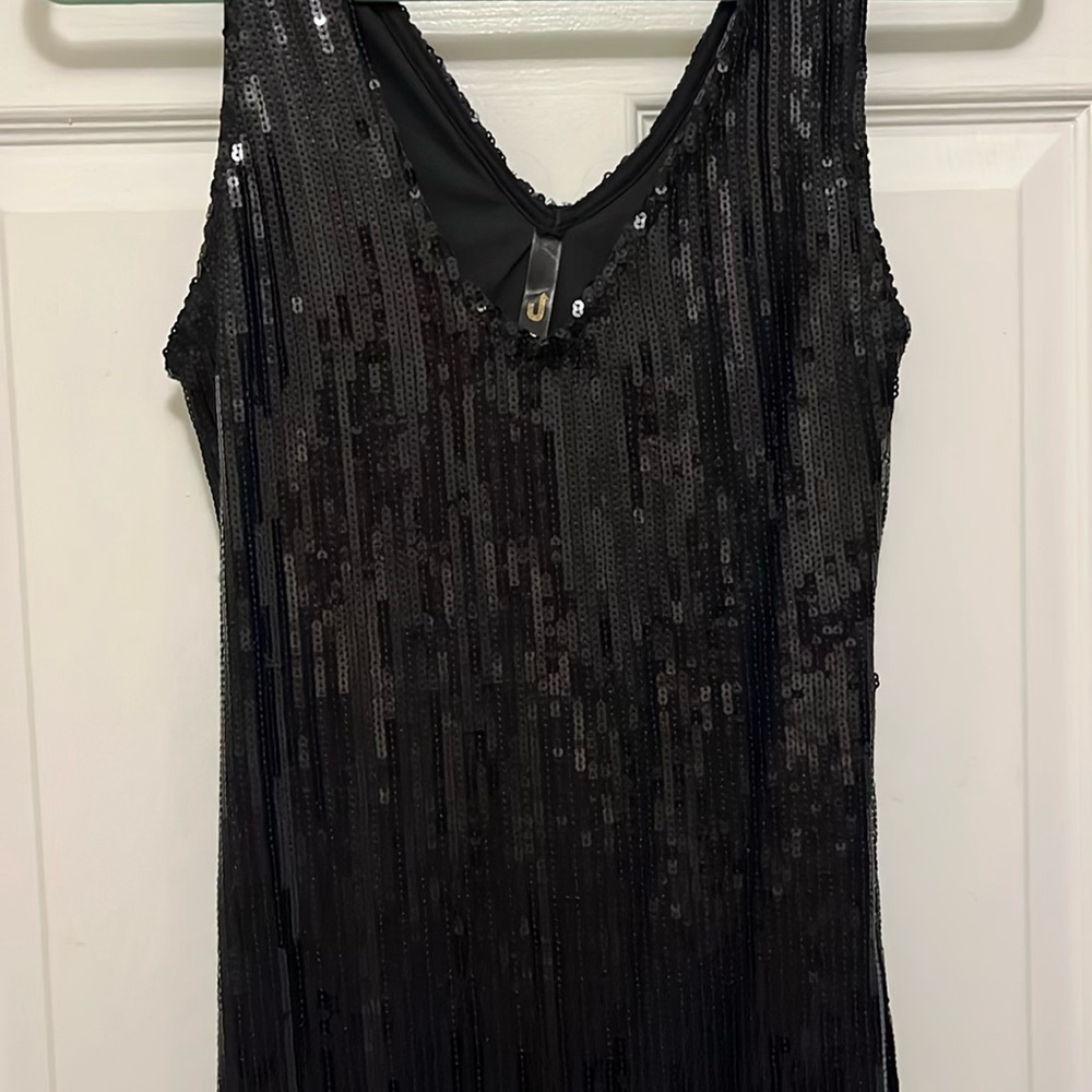 Elegant Black Sleeveless Dress - Picture 2 of 6